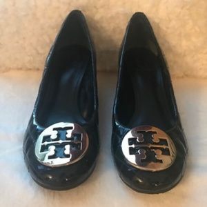 Tory Burch Quinn Patent Black Leather Wedge Size 9